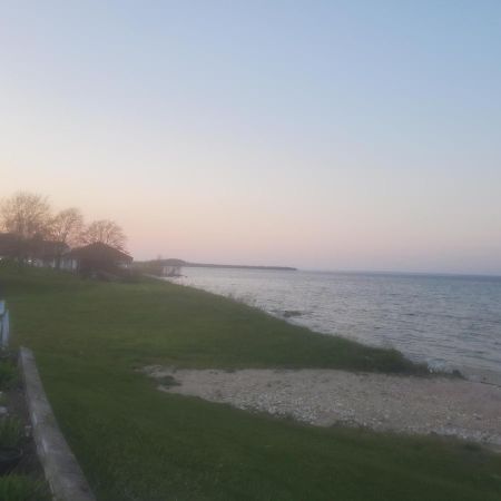 Bayview Lakefront Inn St. Ignace Exterior foto