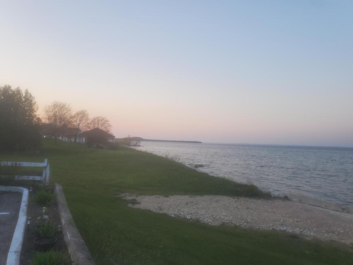 Bayview Lakefront Inn St. Ignace Exterior foto