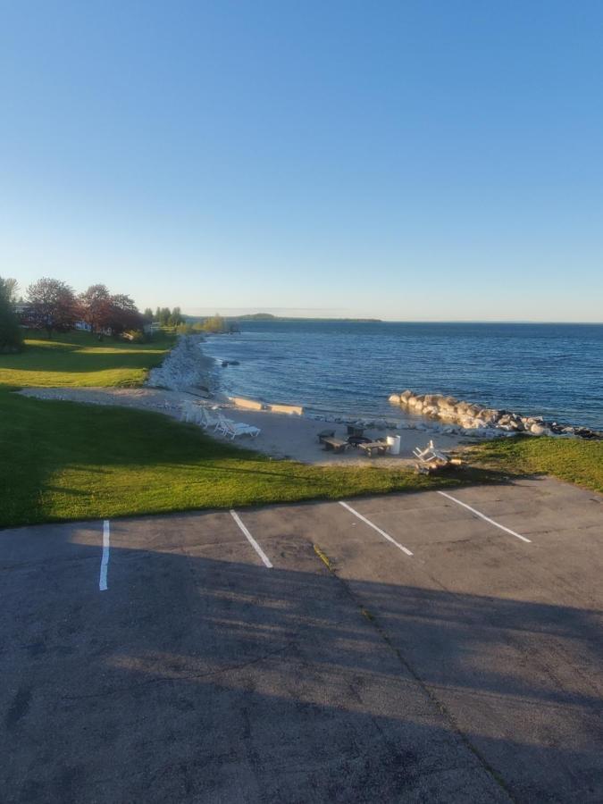 Bayview Lakefront Inn St. Ignace Exterior foto