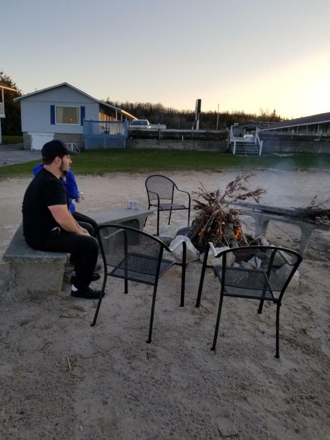 Bayview Lakefront Inn St. Ignace Exterior foto